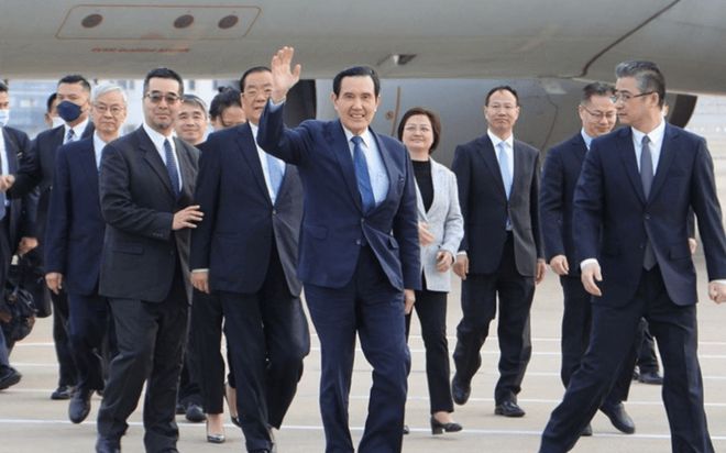 精英运动员争先恐后，赛场上紧张氛围压倒性，势不可挡