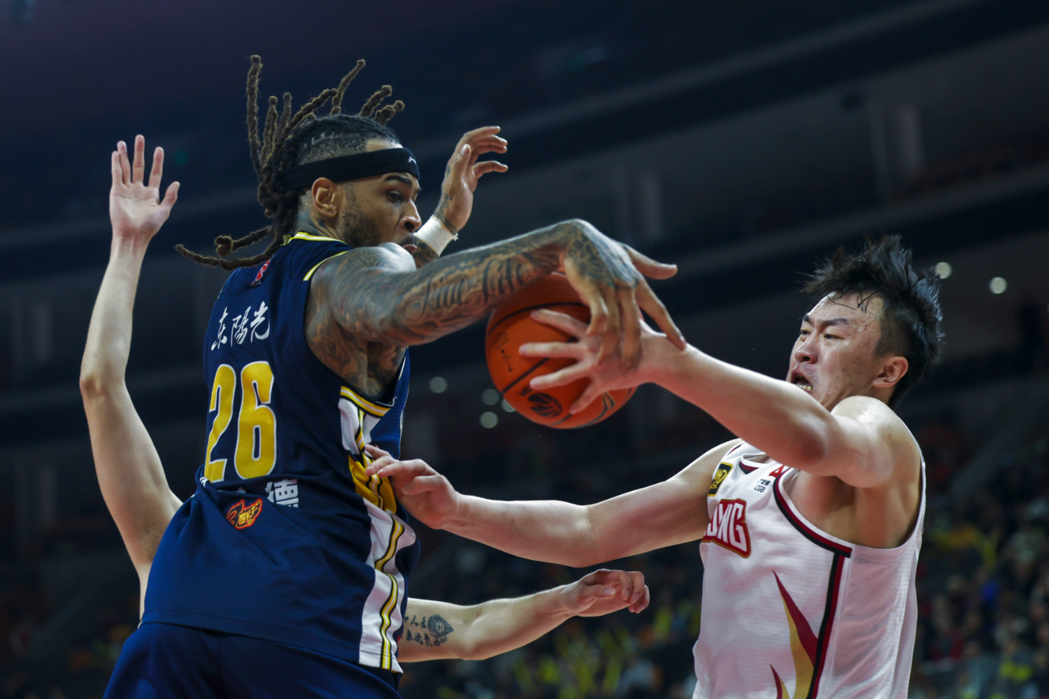 鹈鹕险胜广东队,伦纳德点燃赛场的简单介绍 鹈鹕险胜广东队,伦纳德点燃赛场的简单介绍