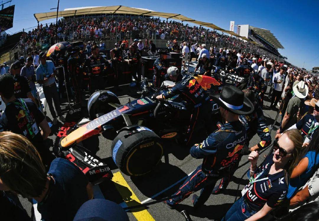 迈凯伦轻取红牛车队，周冠宇带队取胜